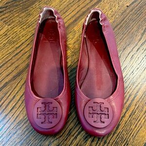 Tory Burch maroon ballet flat logo size 6